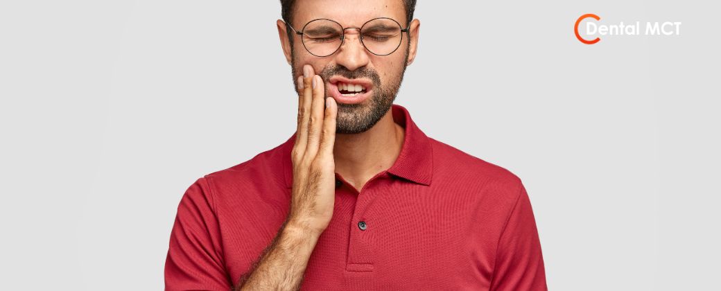 מה עושים עם כאבי שן בינה: גבר עם חולצה אדוה מדגים כאבי שן בינה | dentalmct